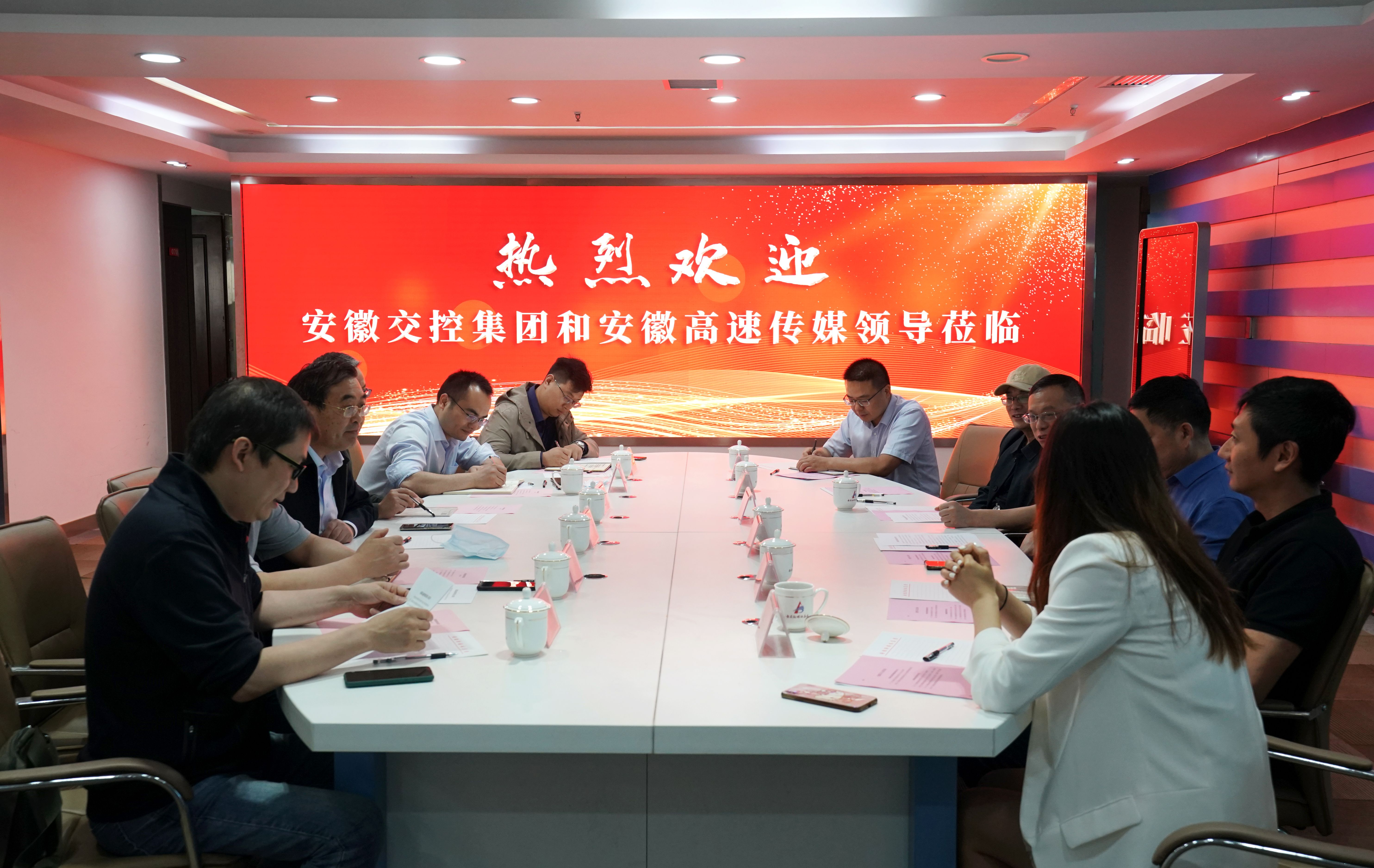 座谈会.jpg